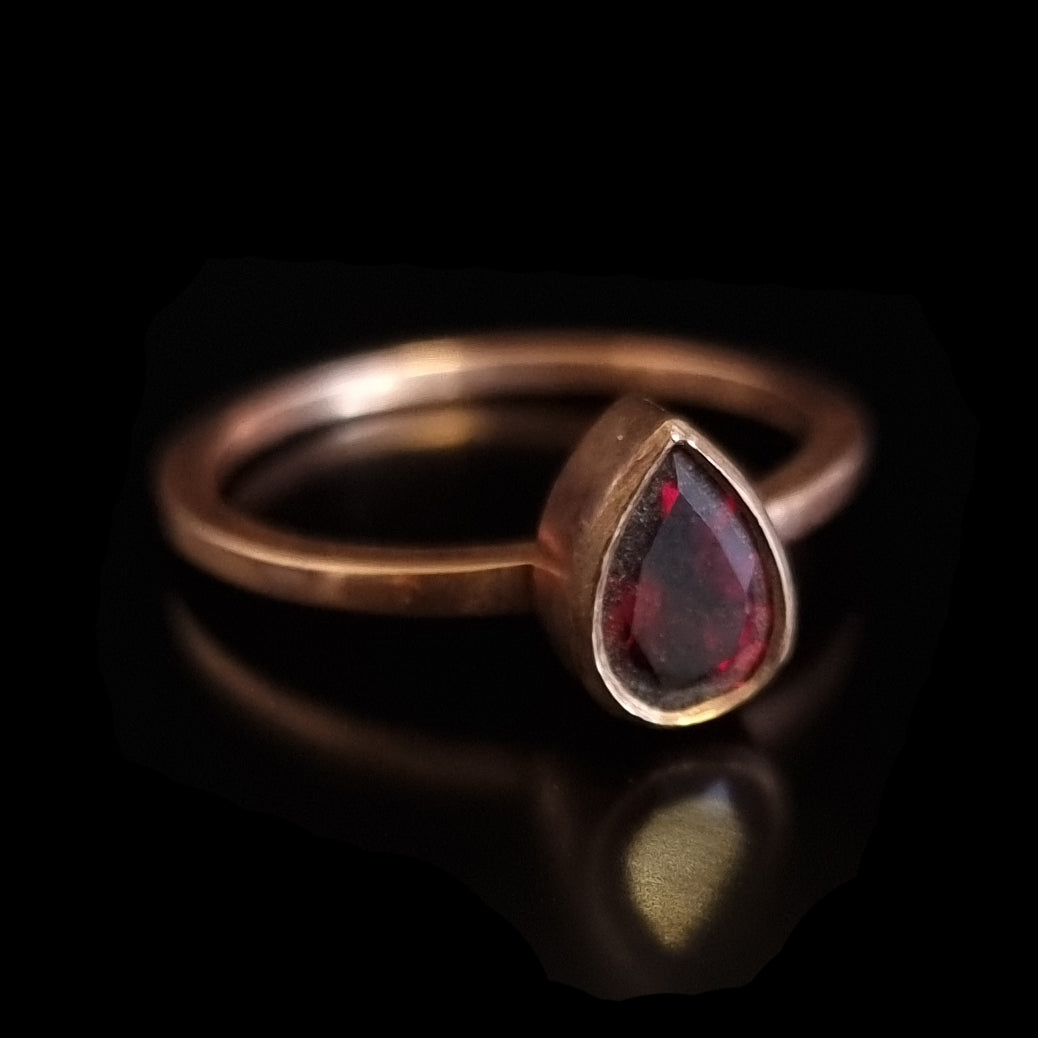 ELEGANT GARNET RING